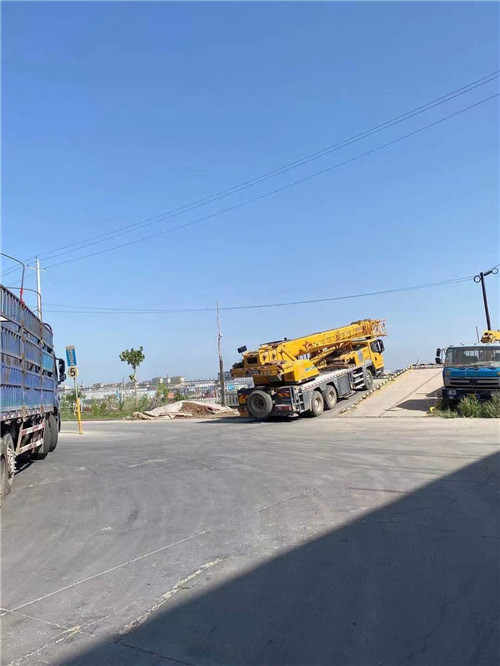 塔城市25吨吊车的租赁价格大概是多少？